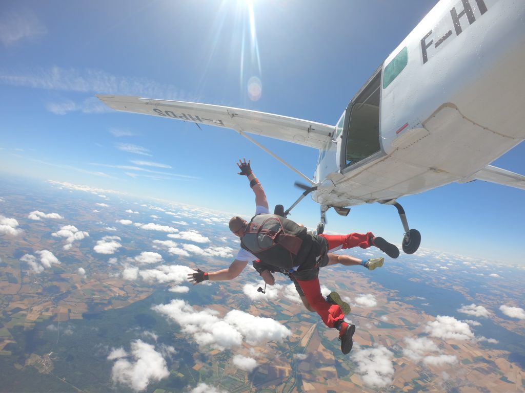 Parachutiste en chute libre, l’avion encore visible au-dessus