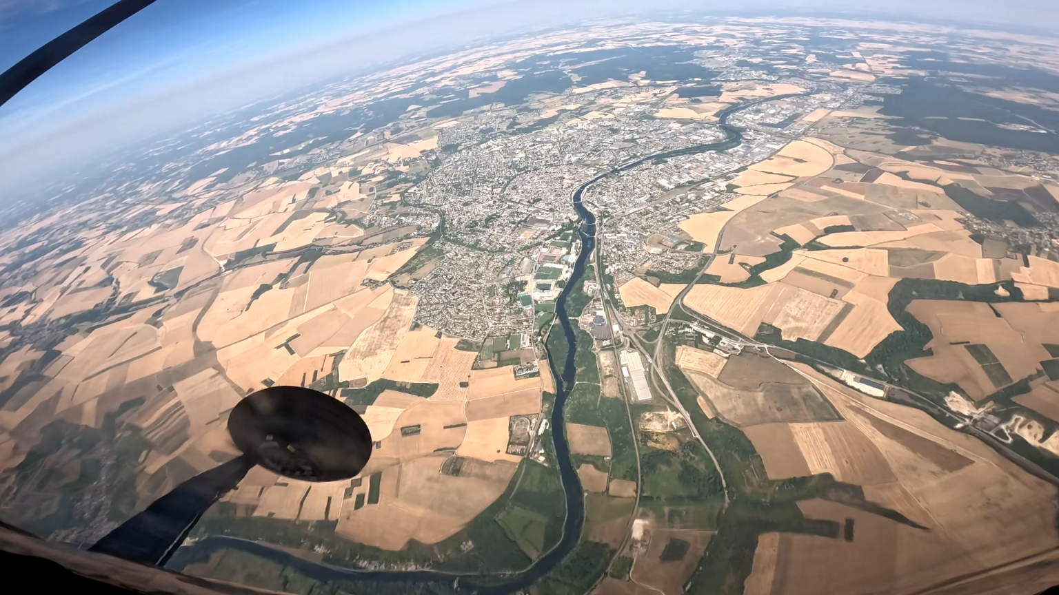 Vue aérienne de la campagne et de la rivière pendant un saut