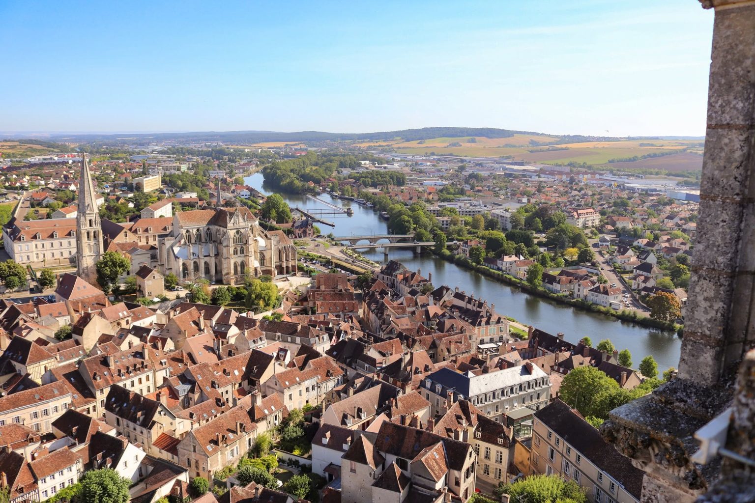 Vue aérienne d’Auxerre, l’Yonne et les toits de la vieille ville